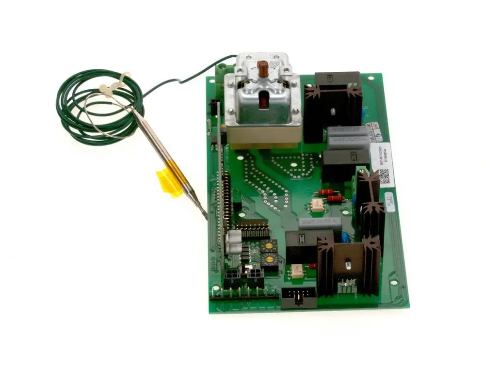 Leiterplatte mit verschiedenen elektronischen Komponenten, Kühlkörpern und Anschlussdrähten, produziert von Bosch.